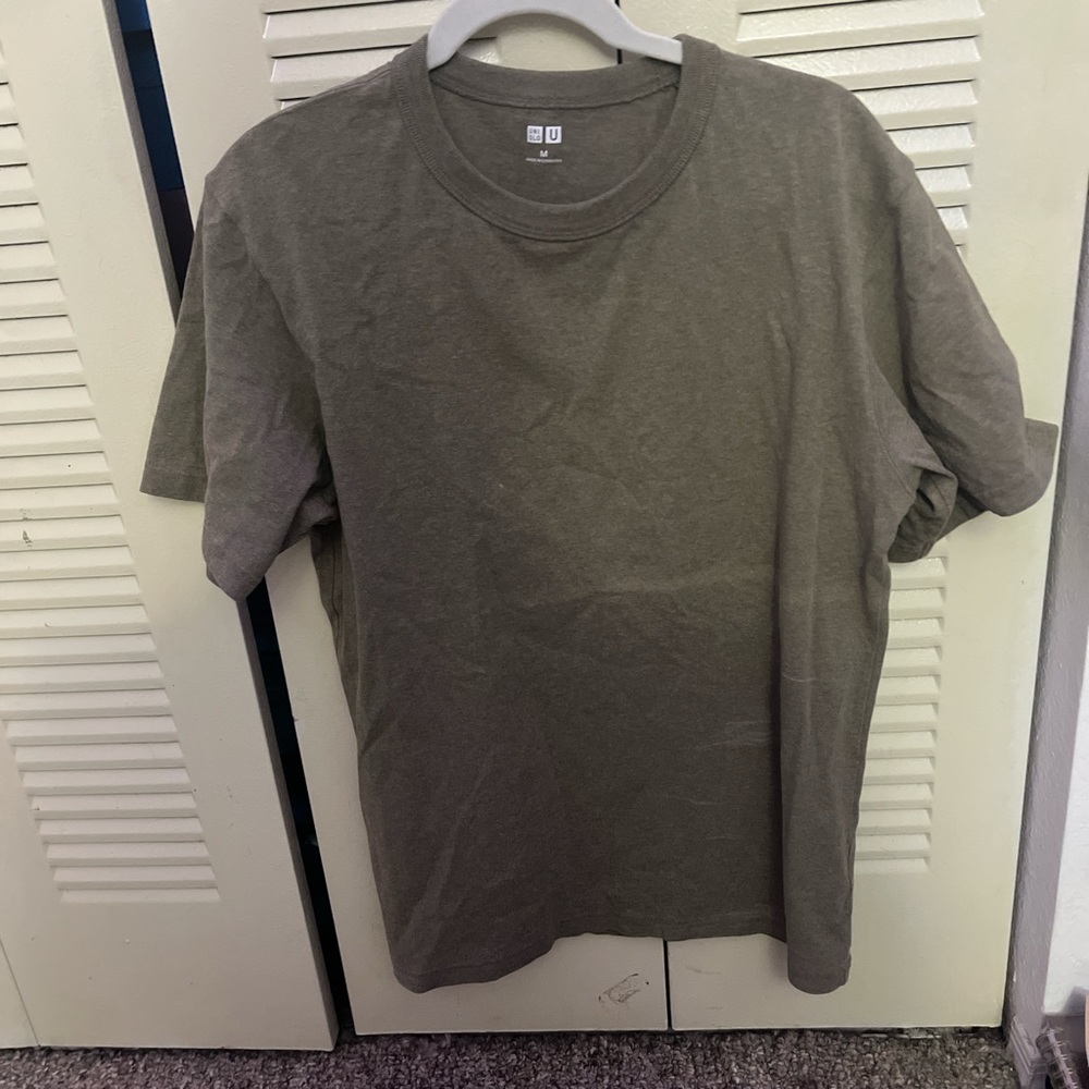 Uniqlo U t shirt in a khaki/green/olive color